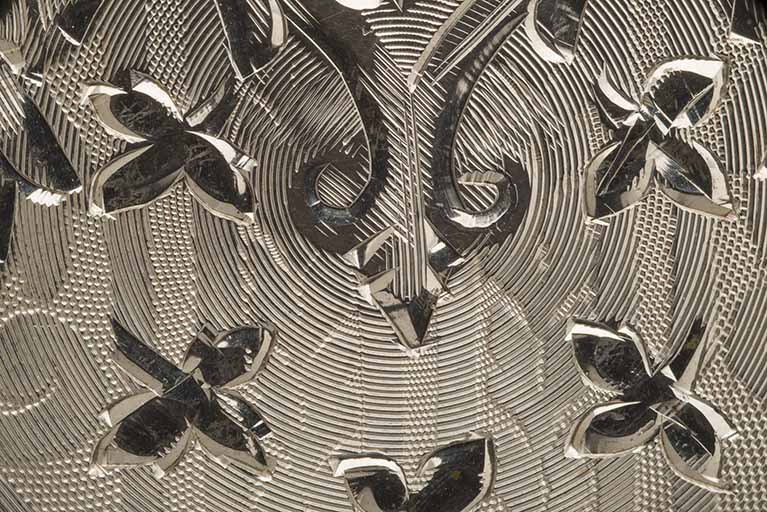 Détail de la gravure d'un fond de boîte. © Sonia Dourlot / Région Bourgogne-Franche-Comté, Inventaire du patrimoine - 2015