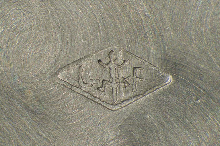 Poinçon de maître de la société Lévy Frères : un lézard entre les lettres L et F. © Sonia Dourlot / Région Bourgogne-Franche-Comté, Inventaire du patrimoine - 2015