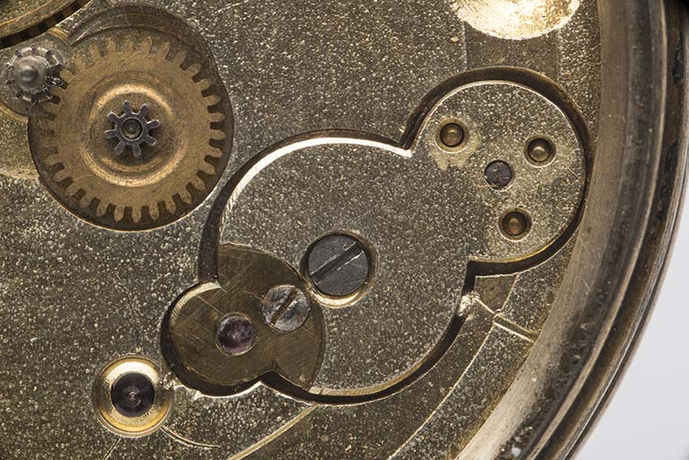 Montre de gousset de la fin du 18e siècle ou du début du 19e siècle : le chariot ou char (pièce mobile destinée au réglage de la distance entre les centres du cylindre et de sa roue). © Sonia Dourlot / Région Bourgogne-Franche-Comté, Inventaire du patrimoine - 2015