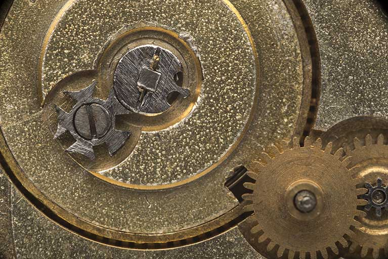 Montre de gousset de la fin du 18e siècle ou du début du 19e siècle : la croix de Malte (système d'arrêtage permettant de limiter le degré d'armage du barillet). © Sonia Dourlot / Région Bourgogne-Franche-Comté, Inventaire du patrimoine - 2015