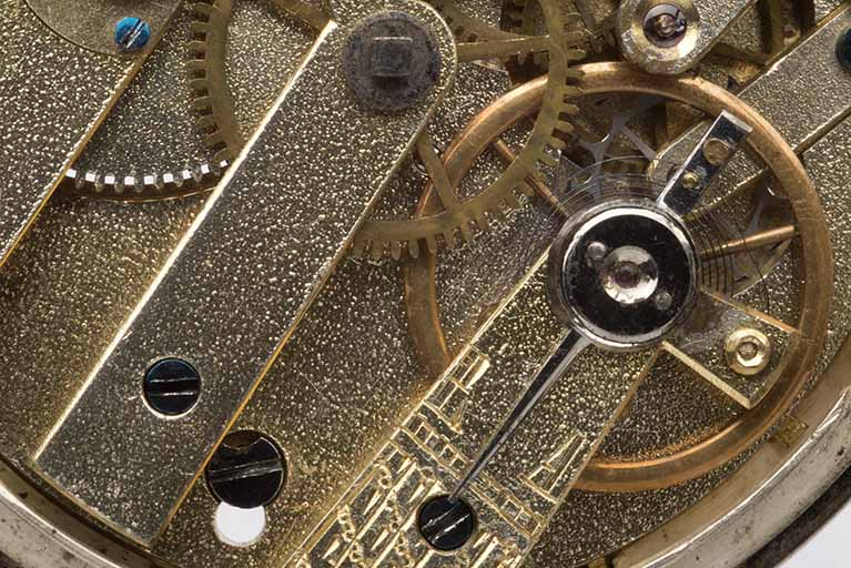 Montre de gousset de la fin du 18e siècle ou du début du 19e siècle : l'échappement à cylindre. Sont visibles le balancier roskopf et son spiral, la raquette et le coq, un pont. © Sonia Dourlot / Région Bourgogne-Franche-Comté, Inventaire du patrimoine - 2015