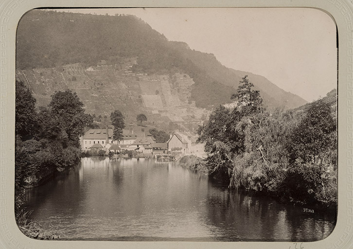 L'usine du Moulin-Neuf depuis l'amont, photogr. De Jongh Frères, 1899-1900. © De Jongh Frères / Région Bourgogne-Franche-Comté, Inventaire du patrimoine - 2015 L'usine du Moulin-Neuf depuis l'amont, photogr. De Jongh Frères, 1899-1900. © De Jongh Frères / Région Bourgogne-Franche-Comté, Inventaire du patrimoine - 2015
