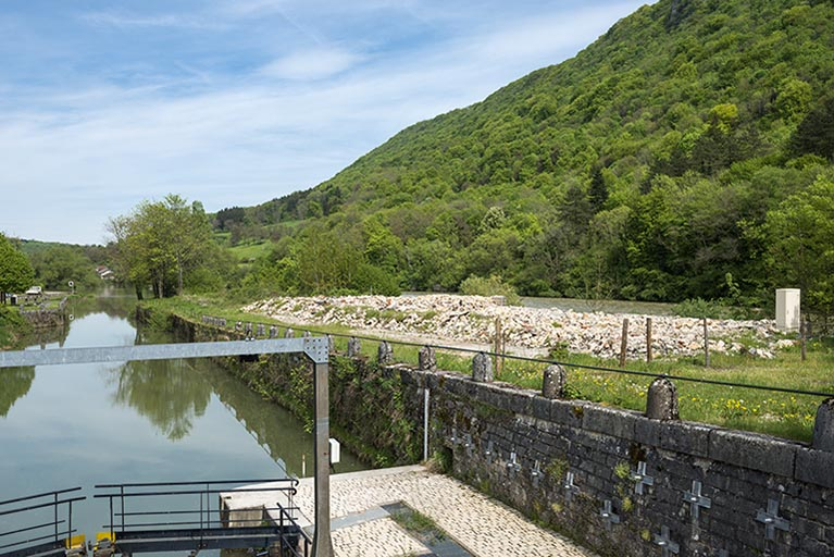 Vue d'ensemble depuis la porte aval de l'écluse (octobre 2014). © Jérôme Mongreville / Région Bourgogne-Franche-Comté, Inventaire du patrimoine - 2015
