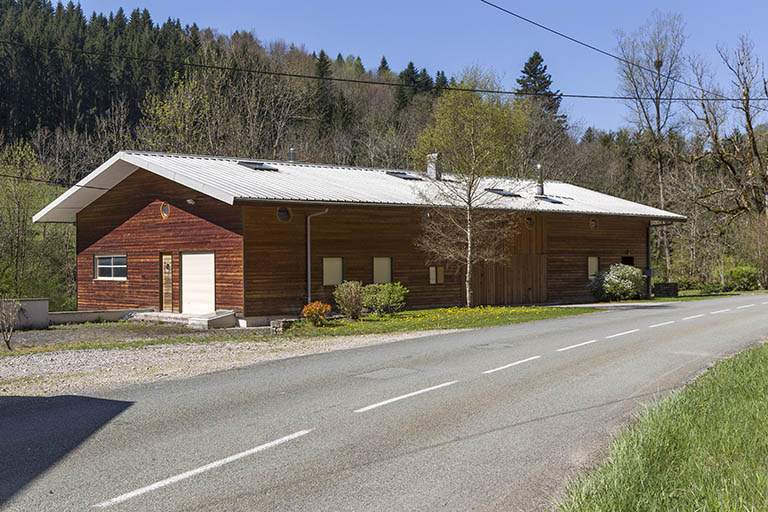 Site de la scierie : atelier de fabrication refait, depuis le nord-est. © Sonia Dourlot / Région Bourgogne-Franche-Comté, Inventaire du patrimoine - 2015