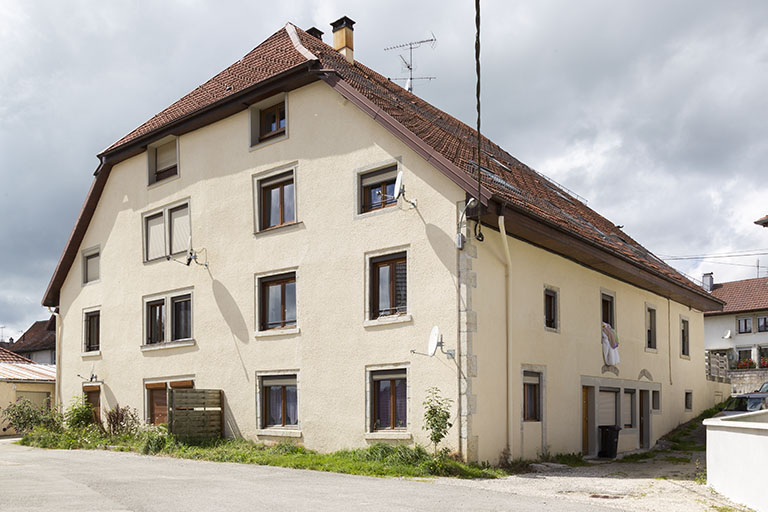 Vue d'ensemble, depuis l'est (façades postérieure et latérale gauche). © Sonia Dourlot / Région Bourgogne-Franche-Comté, Inventaire du patrimoine - 2015