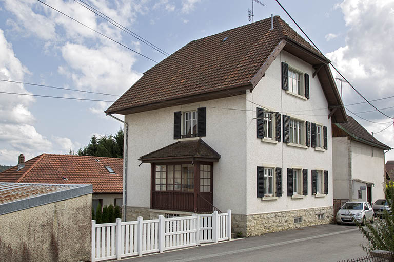 Vue d'ensemble, depuis le nord (façades antérieure et latérale gauche). © Sonia Dourlot / Région Bourgogne-Franche-Comté, Inventaire du patrimoine - 2015 Vue d'ensemble, depuis le nord (façades antérieure et latérale gauche). © Sonia Dourlot / Région Bourgogne-Franche-Comté, Inventaire du patrimoine - 2015