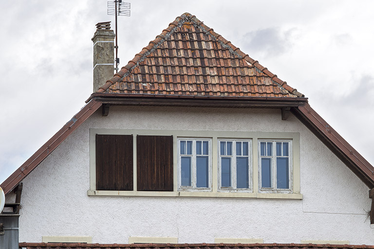 Façade postérieure : fenêtres multiples éclairant l'étage en surcroît. © Sonia Dourlot / Région Bourgogne-Franche-Comté, Inventaire du patrimoine - 2015 Façade postérieure : fenêtres multiples éclairant l'étage en surcroît. © Sonia Dourlot / Région Bourgogne-Franche-Comté, Inventaire du patrimoine - 2015