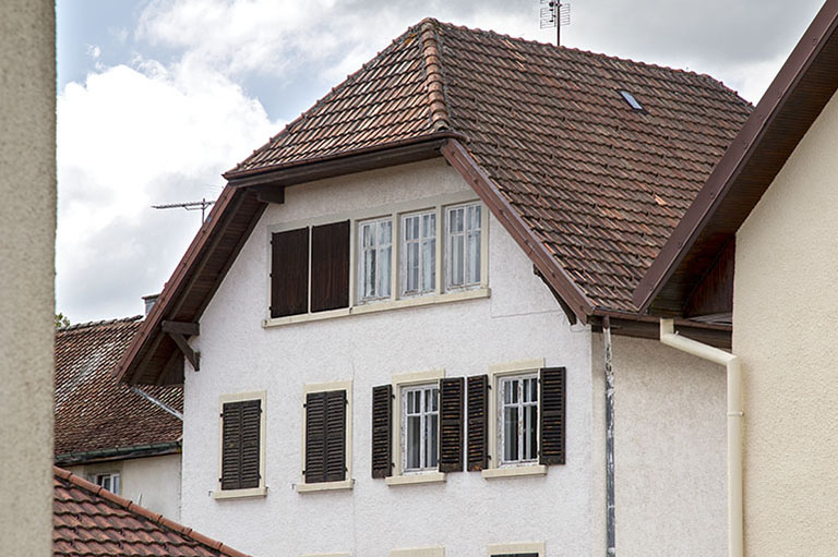 Façade postérieure : fenêtres de l'étage carré et de l'étage en surcroît. © Sonia Dourlot / Région Bourgogne-Franche-Comté, Inventaire du patrimoine - 2015 Façade postérieure : fenêtres de l'étage carré et de l'étage en surcroît. © Sonia Dourlot / Région Bourgogne-Franche-Comté, Inventaire du patrimoine - 2015