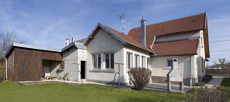 Vue d'ensemble, depuis le sud (bûcher, garage, atelier et façade postérieure de la maison). © Sonia Dourlot / Région Bourgogne-Franche-Comté, Inventaire du patrimoine - 2015