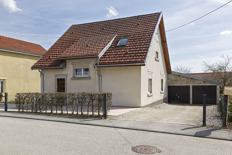 Vue d'ensemble, depuis le nord (façades antérieure et latérale droite). © Sonia Dourlot / Région Bourgogne-Franche-Comté, Inventaire du patrimoine - 2015