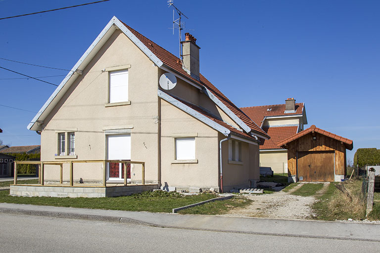 Vue d'ensemble, depuis le sud (façades antérieure et latérale droite). © Sonia Dourlot / Région Bourgogne-Franche-Comté, Inventaire du patrimoine - 2015
