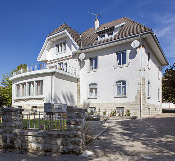 Une maison d'industriel de 1918 (architecte Crivelli) : maison Joseph Frésard et atelier d'horlogerie Brischoux-Donzé (4 rue Cuvier). © Sonia Dourlot / Région Bourgogne-Franche-Comté, Inventaire du patrimoine - 2015 Une maison d'industriel de 1918 (architecte Crivelli) : maison Joseph Frésard et atelier d'horlogerie Brischoux-Donzé (4 rue Cuvier). © Sonia Dourlot / Région Bourgogne-Franche-Comté, Inventaire du patrimoine - 2015