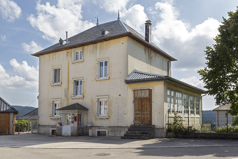 Façades antérieure et latérale droite (atelier de fabrication). © Sonia Dourlot / Région Bourgogne-Franche-Comté, Inventaire du patrimoine - 2015
