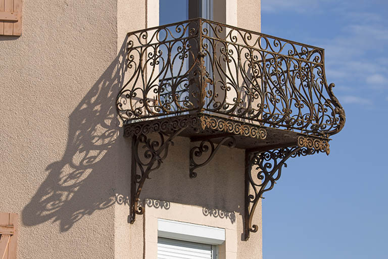 Balcon sur le pan coupé. © Sonia Dourlot / Région Bourgogne-Franche-Comté, Inventaire du patrimoine - 2015 Balcon sur le pan coupé. © Sonia Dourlot / Région Bourgogne-Franche-Comté, Inventaire du patrimoine - 2015