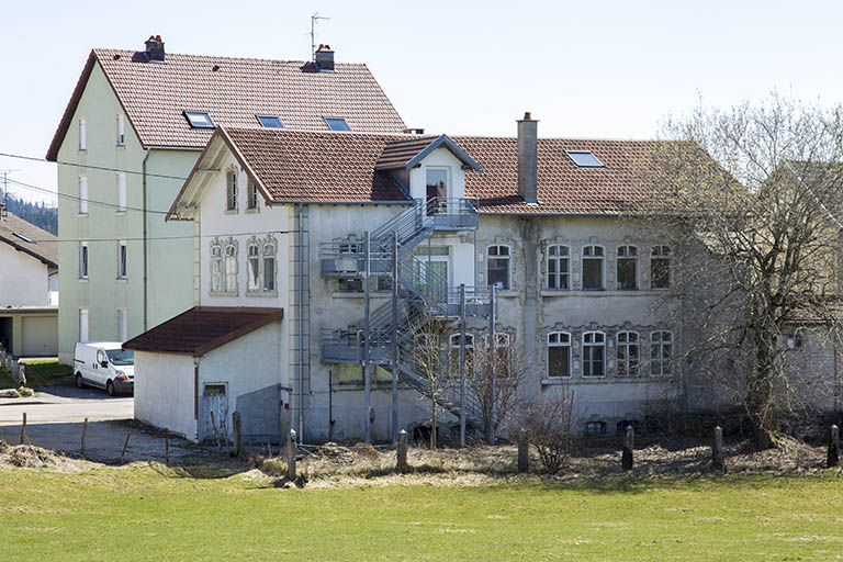 Vue d'ensemble, depuis le nord (façades postérieure et latérale droite). © Sonia Dourlot / Région Bourgogne-Franche-Comté, Inventaire du patrimoine - 2015 Vue d'ensemble, depuis le nord (façades postérieure et latérale droite). © Sonia Dourlot / Région Bourgogne-Franche-Comté, Inventaire du patrimoine - 2015