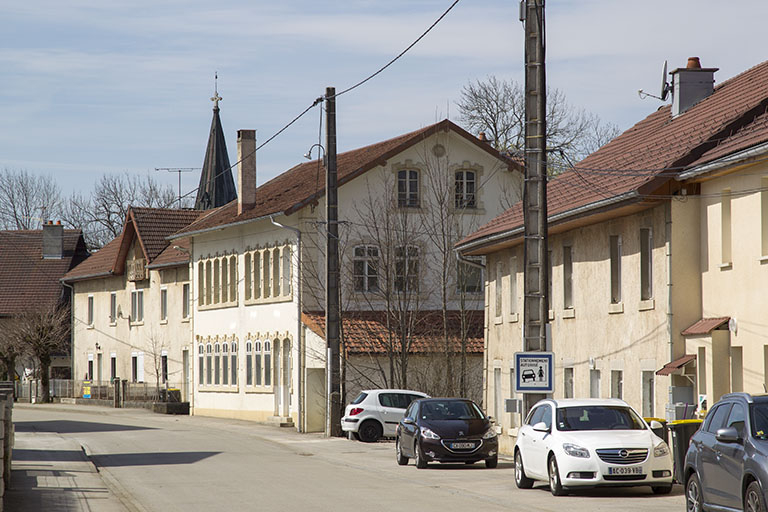 Vue d'ensemble éloignée dans la rue, depuis le nord-est. © Sonia Dourlot / Région Bourgogne-Franche-Comté, Inventaire du patrimoine - 2015 Vue d'ensemble éloignée dans la rue, depuis le nord-est. © Sonia Dourlot / Région Bourgogne-Franche-Comté, Inventaire du patrimoine - 2015