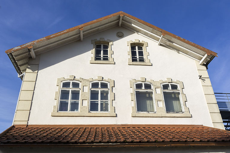 Façade latérale droite : fenêtres de niveaux supérieurs. © Sonia Dourlot / Région Bourgogne-Franche-Comté, Inventaire du patrimoine - 2015 Façade latérale droite : fenêtres de niveaux supérieurs. © Sonia Dourlot / Région Bourgogne-Franche-Comté, Inventaire du patrimoine - 2015