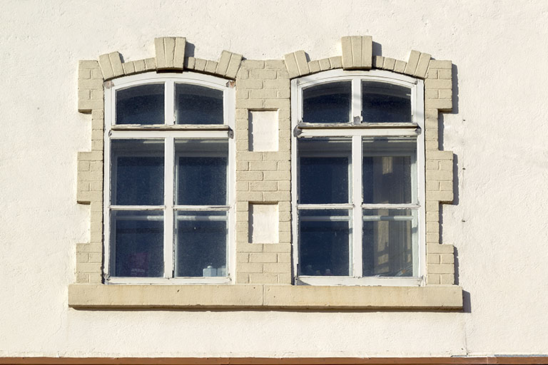 Façade latérale droite : fenêtres horlogère de l'étage carré. © Sonia Dourlot / Région Bourgogne-Franche-Comté, Inventaire du patrimoine - 2015 Façade latérale droite : fenêtres horlogère de l'étage carré. © Sonia Dourlot / Région Bourgogne-Franche-Comté, Inventaire du patrimoine - 2015