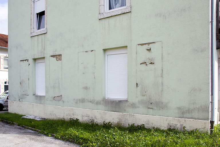 Façade latérale droite : fenêtres multiples encore visibles au rez-de-chaussée. © Sonia Dourlot / Région Bourgogne-Franche-Comté, Inventaire du patrimoine - 2015