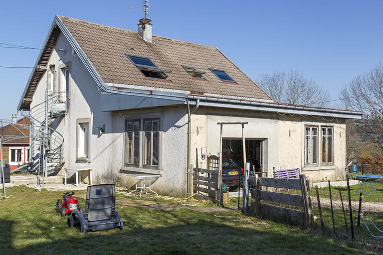 Vue d'ensemble, depuis l'ouest (façades postérieure et latérale gauche). © Sonia Dourlot / Région Bourgogne-Franche-Comté, Inventaire du patrimoine - 2015