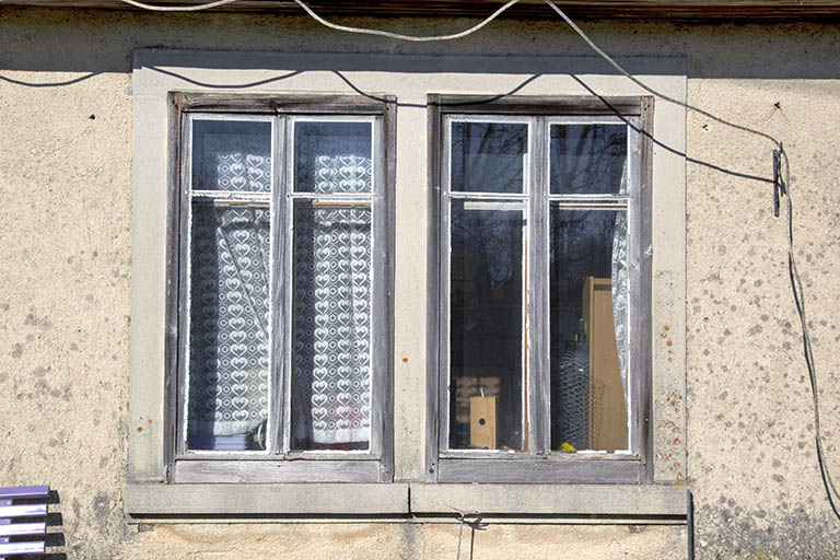 Atelier de fabrication : fenêtres horlogères sur la façade latérale gauche. © Sonia Dourlot / Région Bourgogne-Franche-Comté, Inventaire du patrimoine - 2015