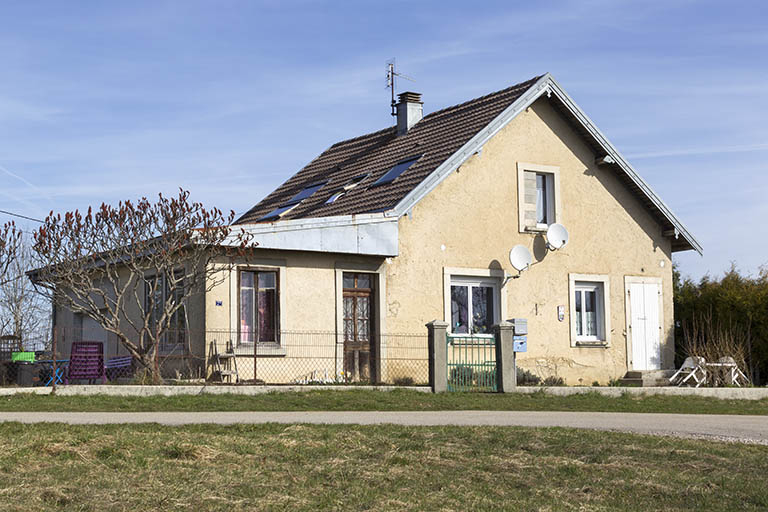 Vue d'ensemble, depuis le sud (façade antérieure, de trois quarts gauche). © Sonia Dourlot / Région Bourgogne-Franche-Comté, Inventaire du patrimoine - 2015