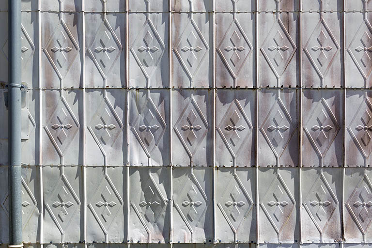 Façade latérale droite : essentage de tôle. © Sonia Dourlot / Région Bourgogne-Franche-Comté, Inventaire du patrimoine - 2015 Façade latérale droite : essentage de tôle. © Sonia Dourlot / Région Bourgogne-Franche-Comté, Inventaire du patrimoine - 2015