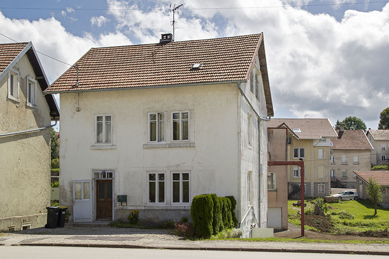 Façade antérieure, de trois quarts droite. © Sonia Dourlot / Région Bourgogne-Franche-Comté, Inventaire du patrimoine - 2015 Façade antérieure, de trois quarts droite. © Sonia Dourlot / Région Bourgogne-Franche-Comté, Inventaire du patrimoine - 2015