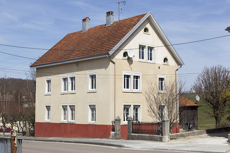 Vue d'ensemble, depuis le sud (façades antérieure et latérale gauche). © Sonia Dourlot / Région Bourgogne-Franche-Comté, Inventaire du patrimoine - 2015 Vue d'ensemble, depuis le sud (façades antérieure et latérale gauche). © Sonia Dourlot / Région Bourgogne-Franche-Comté, Inventaire du patrimoine - 2015