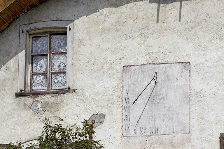 Façade antérieure : cadran solaire. © Sonia Dourlot / Région Bourgogne-Franche-Comté, Inventaire du patrimoine - 2015 Façade antérieure : cadran solaire. © Sonia Dourlot / Région Bourgogne-Franche-Comté, Inventaire du patrimoine - 2015