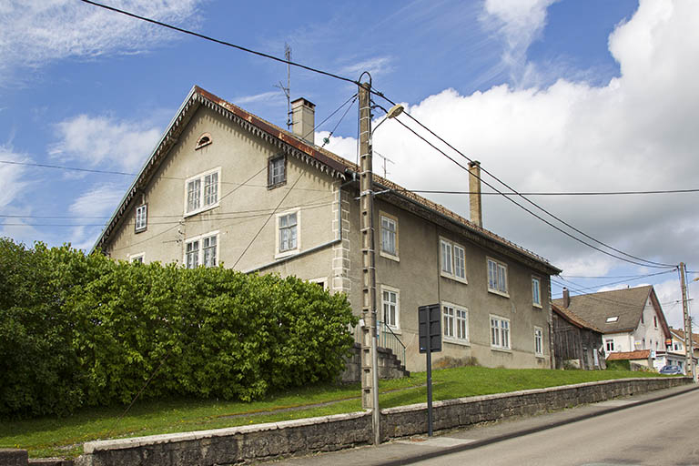 Vue d'ensemble, depuis le sud-est (façades antérieure et latérale gauche). © Sonia Dourlot / Région Bourgogne-Franche-Comté, Inventaire du patrimoine - 2015