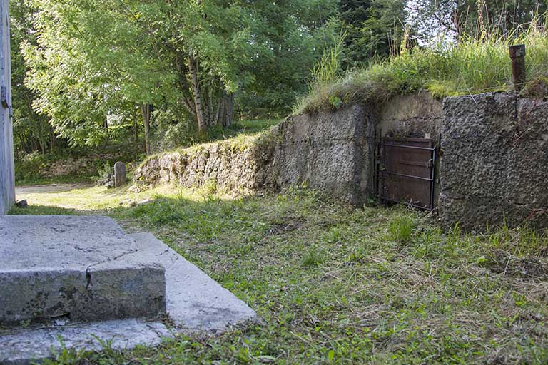Citerne près de la façade postérieure. © Sonia Dourlot / Région Bourgogne-Franche-Comté, Inventaire du patrimoine - 2015