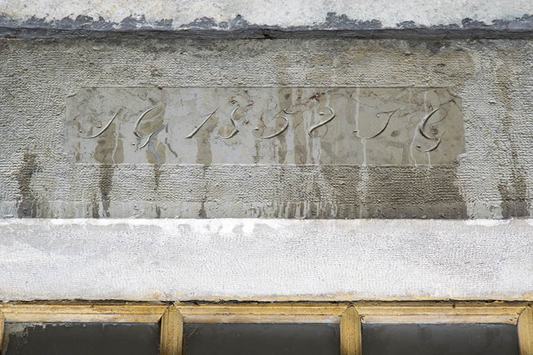 Façade antérieure : date et initiales sur le linteau de la porte. © Sonia Dourlot / Région Bourgogne-Franche-Comté, Inventaire du patrimoine - 2015