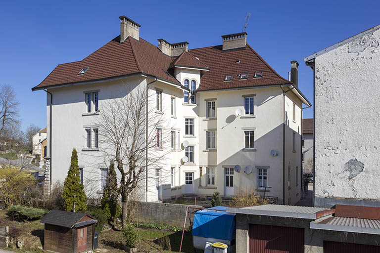 Vue d'ensemble, depuis le sud-est (façades postérieure et latérale droite). © Sonia Dourlot / Région Bourgogne-Franche-Comté, Inventaire du patrimoine - 2015 Vue d'ensemble, depuis le sud-est (façades postérieure et latérale droite). © Sonia Dourlot / Région Bourgogne-Franche-Comté, Inventaire du patrimoine - 2015