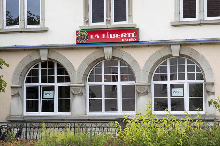 Façade latérale gauche : fenêtres en arc plein cintre et colonnes. © Sonia Dourlot / Région Bourgogne-Franche-Comté, Inventaire du patrimoine - 2015 Façade latérale gauche : fenêtres en arc plein cintre et colonnes. © Sonia Dourlot / Région Bourgogne-Franche-Comté, Inventaire du patrimoine - 2015
