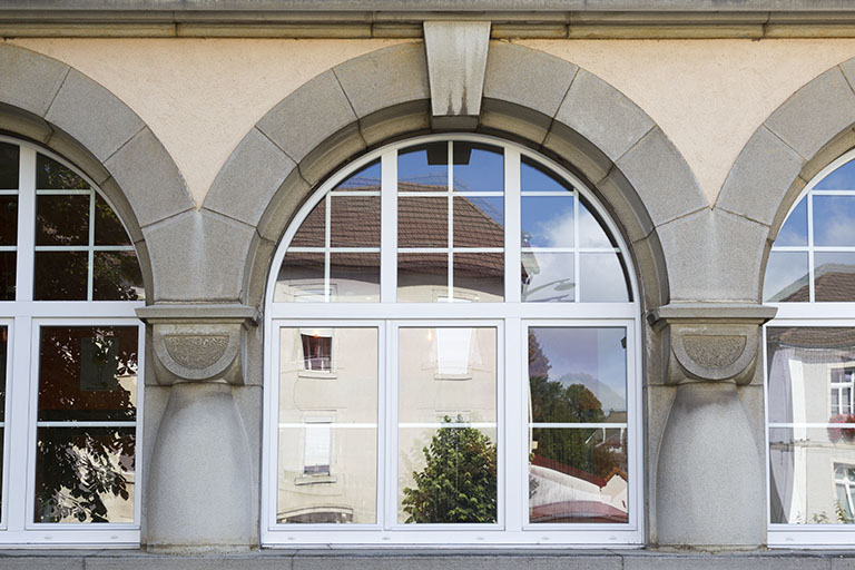 Façade latérale gauche : détail d'une fenêtre en arc plein cintre et ses colonnes. © Sonia Dourlot / Région Bourgogne-Franche-Comté, Inventaire du patrimoine - 2015 Façade latérale gauche : détail d'une fenêtre en arc plein cintre et ses colonnes. © Sonia Dourlot / Région Bourgogne-Franche-Comté, Inventaire du patrimoine - 2015