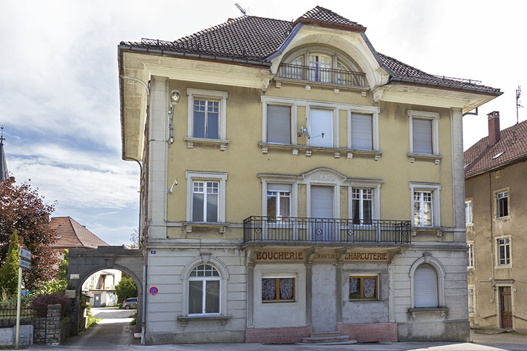 Façade antérieure, de trois quarts gauche. A gauche le portail. © Sonia Dourlot / Région Bourgogne-Franche-Comté, Inventaire du patrimoine - 2015 Façade antérieure, de trois quarts gauche. A gauche le portail. © Sonia Dourlot / Région Bourgogne-Franche-Comté, Inventaire du patrimoine - 2015