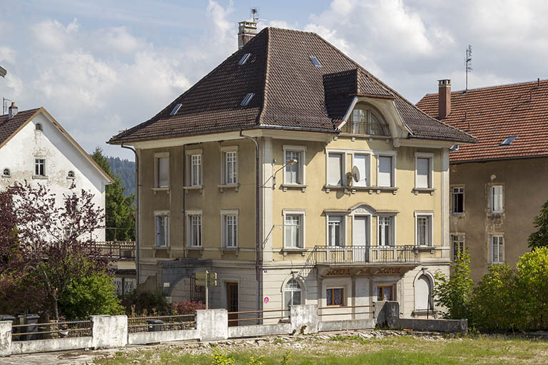 Vue d'ensemble, depuis le nord-ouest (façades antérieure et latérale gauche). © Sonia Dourlot / Région Bourgogne-Franche-Comté, Inventaire du patrimoine - 2015 Vue d'ensemble, depuis le nord-ouest (façades antérieure et latérale gauche). © Sonia Dourlot / Région Bourgogne-Franche-Comté, Inventaire du patrimoine - 2015