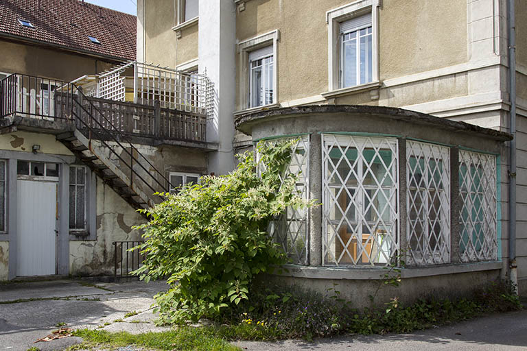 Façade postérieure : véranda. © Sonia Dourlot / Région Bourgogne-Franche-Comté, Inventaire du patrimoine - 2015 Façade postérieure : véranda. © Sonia Dourlot / Région Bourgogne-Franche-Comté, Inventaire du patrimoine - 2015