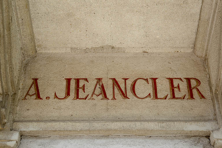 Façade antérieure : partie centrale de l'enseigne peinte. © Sonia Dourlot / Région Bourgogne-Franche-Comté, Inventaire du patrimoine - 2015 Façade antérieure : partie centrale de l'enseigne peinte. © Sonia Dourlot / Région Bourgogne-Franche-Comté, Inventaire du patrimoine - 2015