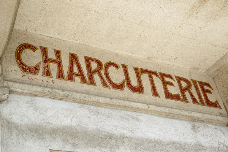 Façade antérieure : partie droite de l'enseigne peinte. © Sonia Dourlot / Région Bourgogne-Franche-Comté, Inventaire du patrimoine - 2015 Façade antérieure : partie droite de l'enseigne peinte. © Sonia Dourlot / Région Bourgogne-Franche-Comté, Inventaire du patrimoine - 2015