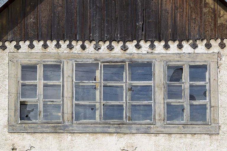 Façade antérieure : fenêtres multiples sur le pignon. © Sonia Dourlot / Région Bourgogne-Franche-Comté, Inventaire du patrimoine - 2015