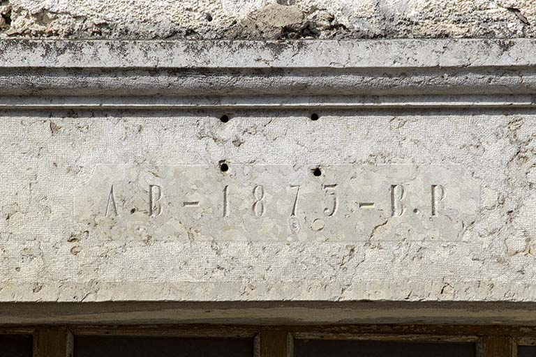 Façade antérieure : date et initiales sur le linteau de la porte. © Sonia Dourlot / Région Bourgogne-Franche-Comté, Inventaire du patrimoine - 2015