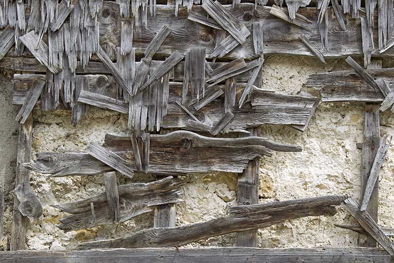 Façade postérieure : vestiges de l'essentage de tavaillons. © Sonia Dourlot / Région Bourgogne-Franche-Comté, Inventaire du patrimoine - 2015