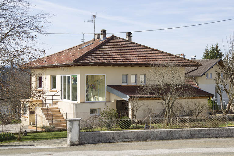 Façades antérieure et latérale droite. © Sonia Dourlot / Région Bourgogne-Franche-Comté, Inventaire du patrimoine - 2015 Façades antérieure et latérale droite. © Sonia Dourlot / Région Bourgogne-Franche-Comté, Inventaire du patrimoine - 2015