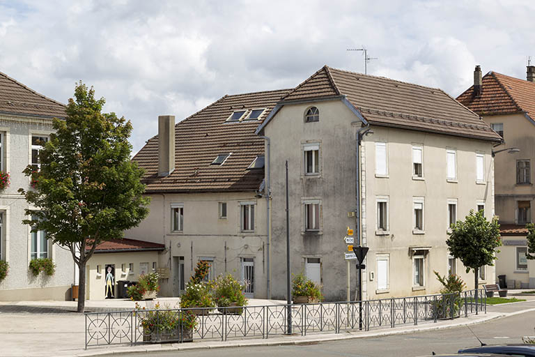 Vue d'ensemble du site, depuis l'ouest (logement patronal et bureau). © Sonia Dourlot / Région Bourgogne-Franche-Comté, Inventaire du patrimoine - 2015 Vue d'ensemble du site, depuis l'ouest (logement patronal et bureau). © Sonia Dourlot / Région Bourgogne-Franche-Comté, Inventaire du patrimoine - 2015
