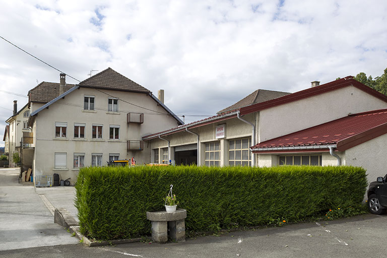 Logement patronal (façade postérieure) et ateliers municipaux, vus depuis l'usine. © Sonia Dourlot / Région Bourgogne-Franche-Comté, Inventaire du patrimoine - 2015