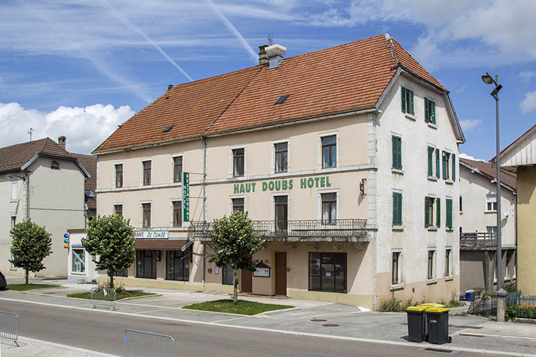 Façades antérieure et latérale droite. © Sonia Dourlot / Région Bourgogne-Franche-Comté, Inventaire du patrimoine - 2015