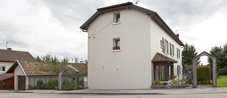 Vue d'ensemble depuis le nord-est (façades antérieure et latérale gauche). A gauche le garage. © Sonia Dourlot / Région Bourgogne-Franche-Comté, Inventaire du patrimoine - 2015