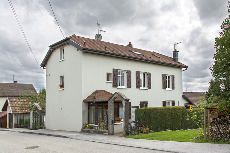 Façades antérieure et latérale gauche. © Sonia Dourlot / Région Bourgogne-Franche-Comté, Inventaire du patrimoine - 2015